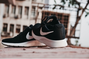 泉州仿牌鞋子寄國際快遞到美國多少錢?